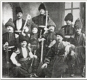 Предтеча ансамбля народных инструментов Арама Мерангуляна - Восточный оркестр, состоящий из выдающихся исполнителей под руководством Саши Оганезашвили, 1915 год, Тифлис. Во втором ряду, первый слева - Саша Оганезашвили.